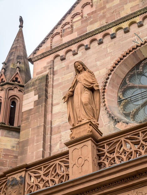 Escultura de la Madre María en la catedral de Friburgo