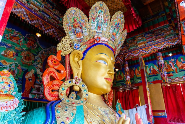 Foto escultura de maitreya buddha en el monasterio de thiksey, leh, ladakh, jammu y cachemira, india