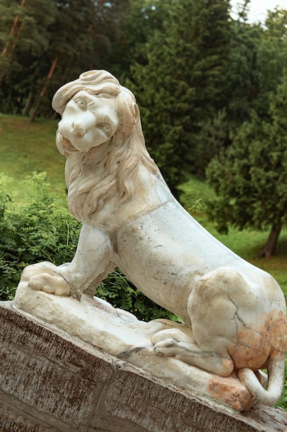 Escultura de mármol del león en el rellano de la Gran escalera italiana del Parque Pavlovsk