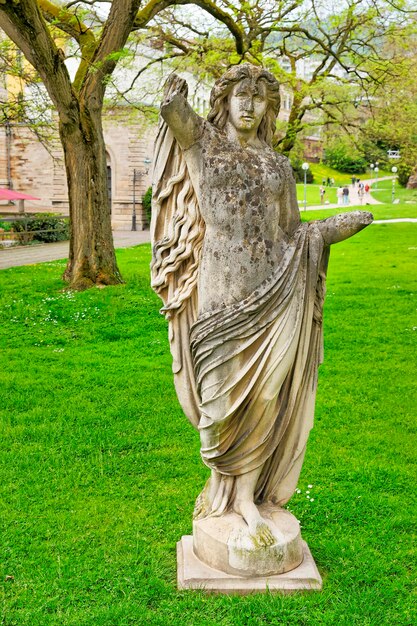 Escultura de mujer sin brazos en el Parque Sanssouci en Potsdam en Alemania. Solía ser un palacio de verano del rey de Prusia Federico el Grande.