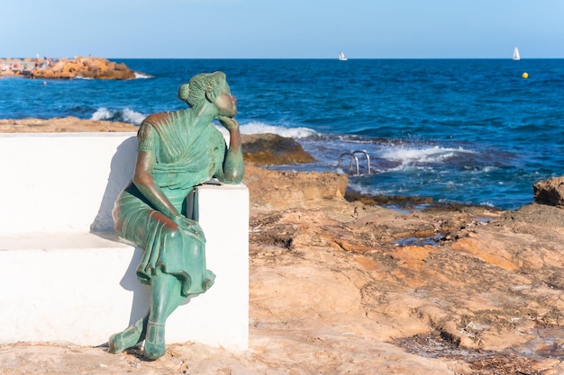 La escultura de la mujer mirando al mar en el Paseo Juan Aparicio de Torrevieja Alicante