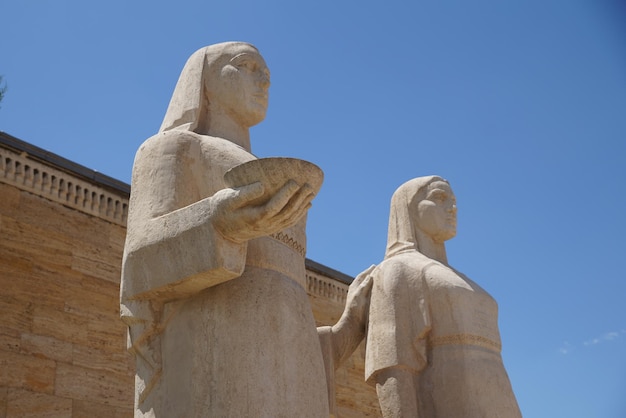 Escultura de mujeres turcas ubicada en la entrada del Camino de los Leones en Anitkabir Ankara Turkiye