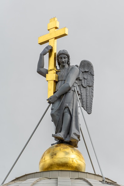 Escultura de Ángel con una cruz dorada en la cúpula de la iglesia San Petersburgo Rusia