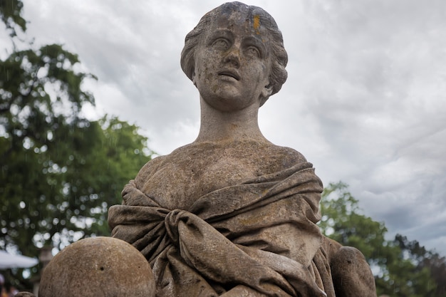 Escultura no jardim do palácio real em Massandra, na Crimeia