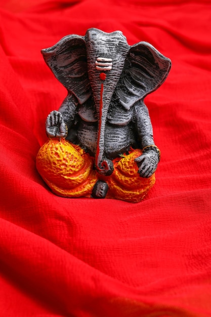 Foto escultura o estatua antigua del señor ganesha para el festival de ganesha