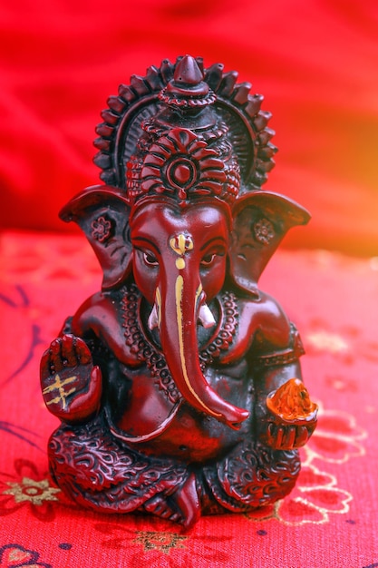 Foto escultura ou estátua antiga do senhor ganesha para o festival de ganesha