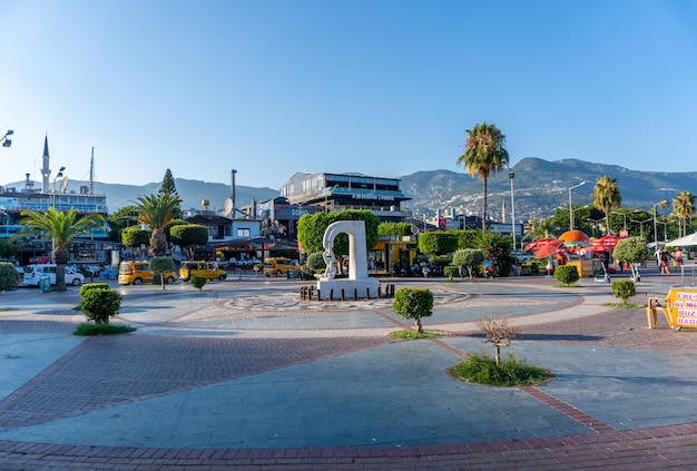 Escultura de piedra blanca con una cadena en el terraplén turístico en el Alanya Marina Exótico tropical