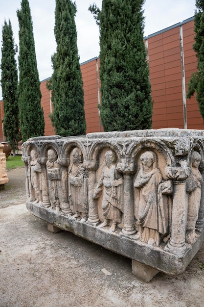 Foto escultura de piedra esculturas de piedra del antiguo imperio griego visitantes del museo visitando piedra