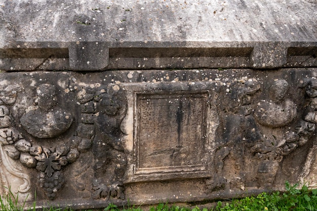 Foto escultura de piedra esculturas de piedra del antiguo imperio griego visitantes del museo visitando piedra