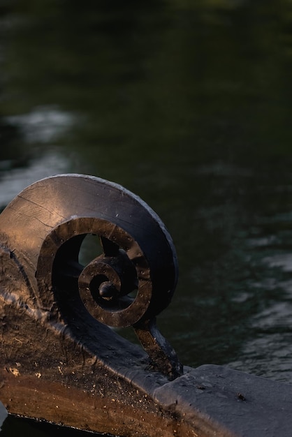 Una escultura de piedra con una espiral en la parte superior.