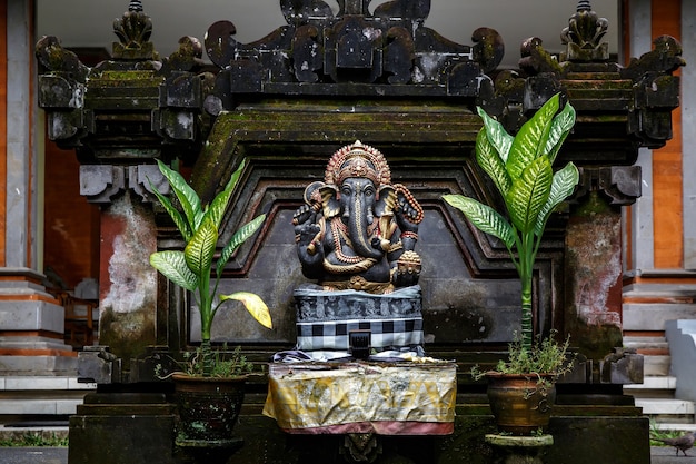 Escultura de piedra de Ganesha en Ubud, Bali, Indonesia.