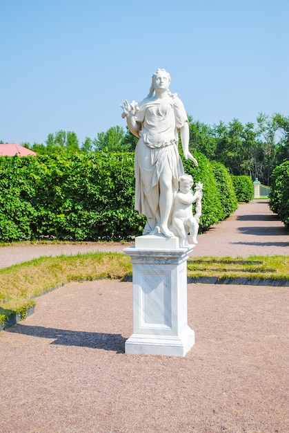 Escultura de piedra inusual en el parque de Lomonosov.