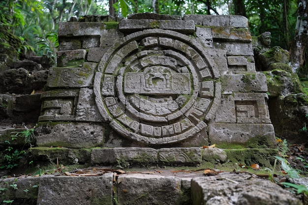 Foto una escultura de piedra en medio de un bosque