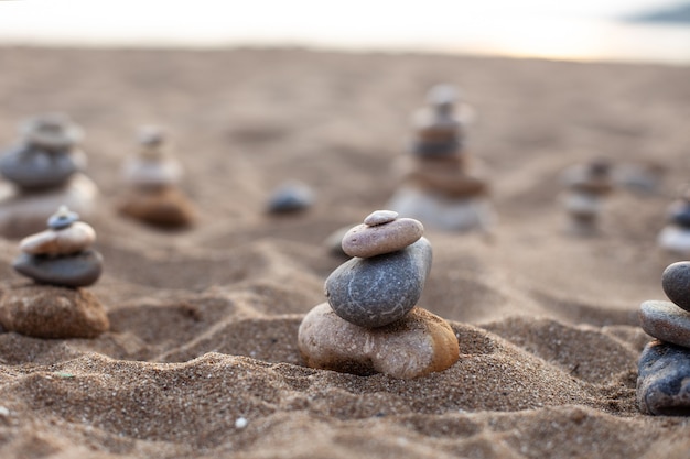 Escultura de piedra en la playa, hermosa torre de guijarros