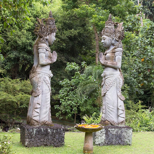 Escultura de piedra tradicional en la isla jardín Bali Ubud Indonesia