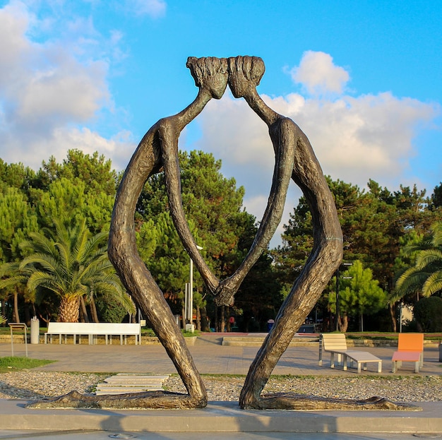 Escultura en la playa a lo largo del Mar Negro. Batumi. Georgia. Escultura - Primer amor.