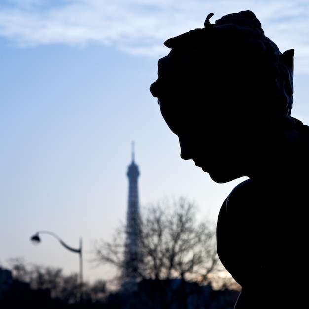 Escultura de Pont Alexandre III y de la torre Eiffel en París