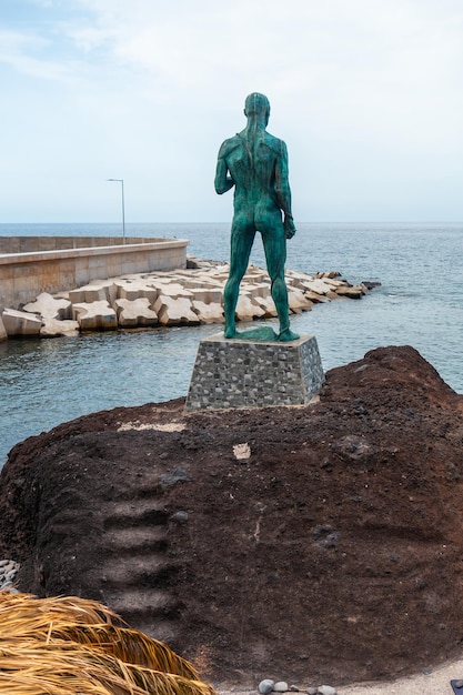 Escultura en la Praia do Cais en el pueblo de Paul do Mar en el este de Madeira Portugal