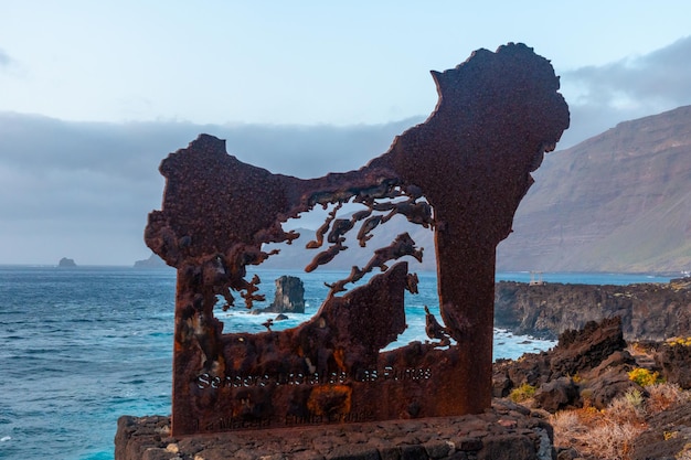 Escultura preciosa nas piscinas naturais de La Maceta em El Hierro en la Frontera Ilhas Canárias