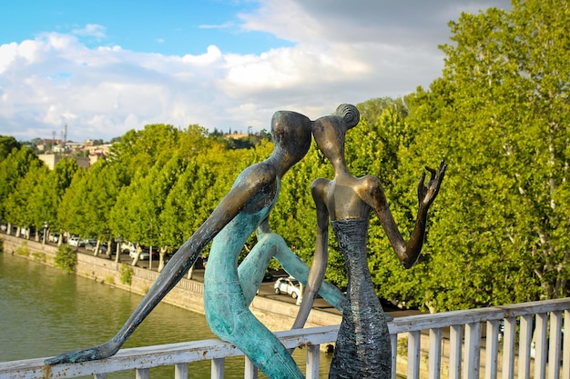 Escultura en el puente Baratashvili. Tiflis. Georgia