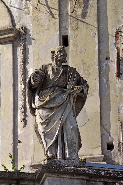 Escultura de San Pedro en la fachada de la iglesia en el pueblo de Pidhirtsi Lviv región Ucrania