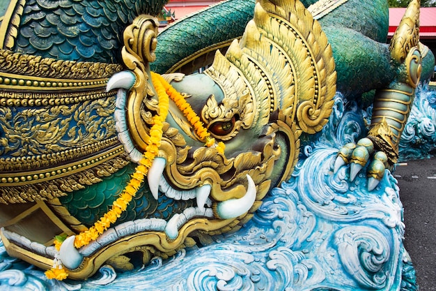 Foto escultura tallada arte animal de himmapan y criaturas leyenda mítica para los viajeros tailandeses visitan el respeto rezando misterio sagrado en el templo wat phra kaew en la ciudad de chainat en chai nat tailandia