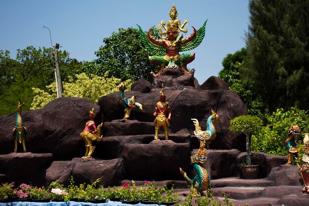 Escultura tallada en piedra Preserver Narai Song Suban figura o Narayana Hari cabalgando sobre la estatua de Garuda del hinduismo para la gente tailandesa viaje viaje visita en el templo Wat Don Khanak en Nakhon Pathom Tailandia