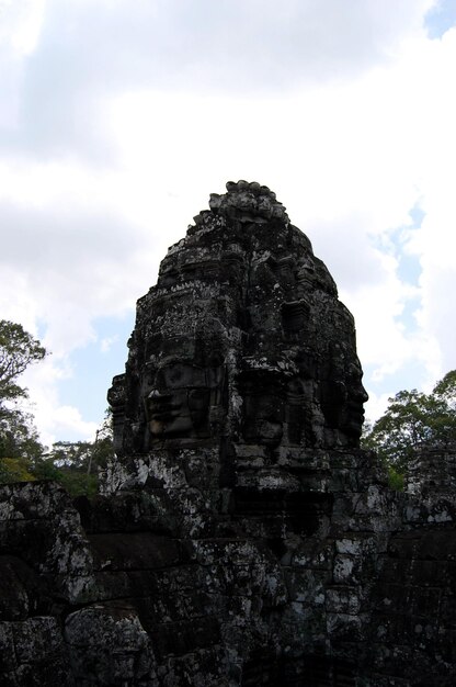 Escultura tallada en ruinas antiguas edificio antiguo del castillo Prasat Bayon o el templo Jayagiri Brahma para los camboyanos y los viajeros que viajan visitan el respeto rezan en Angkor Thom Wat en Siem Reap Camboya