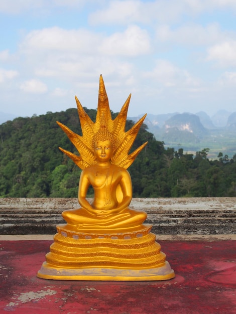 Foto escultura de un templo contra el cielo