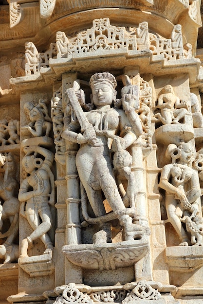 Escultura en el templo del hinduismo ranakpur en la india