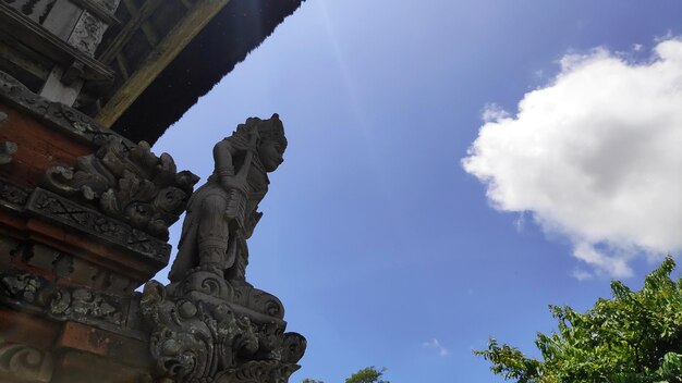 Escultura tradicional del dios de Bali