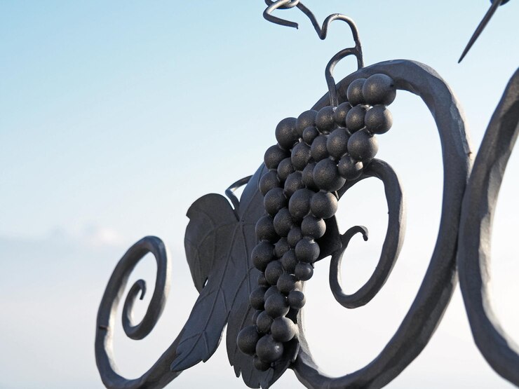 Foto escultura de uvas contra el cielo