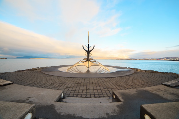 Escultura Viajante solar, monumento de navio viking em Reykjavík, Islândia.