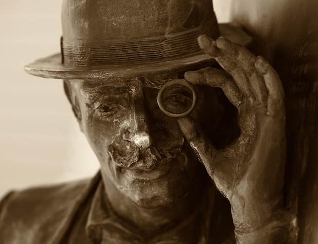 Foto escultura del viejo profesor con fondo de anteojos