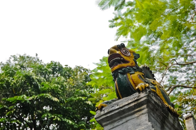 Escultura vietnamita del dragón en un pilar viejo en Hanoi