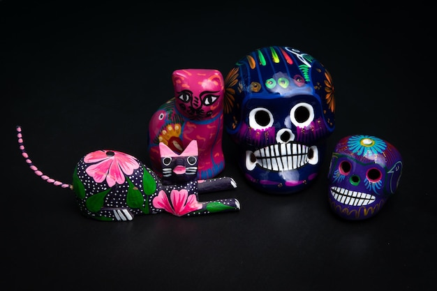 Las esculturas de arcilla alebrijes mexicanas de animales y gatos