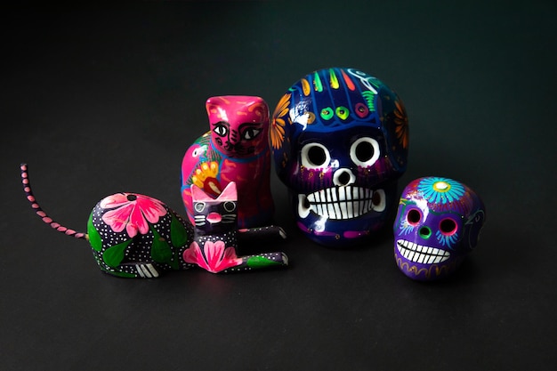 Las esculturas de arcilla alebrijes mexicanas de animales y gatos
