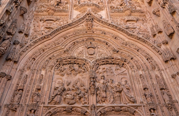 Esculturas bíblicas ornamentadas na fachada e entrada da antiga Catedral de Salamanca