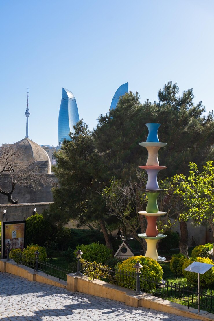 Foto esculturas coloridas e torres de chamas em baku, azerbaijão