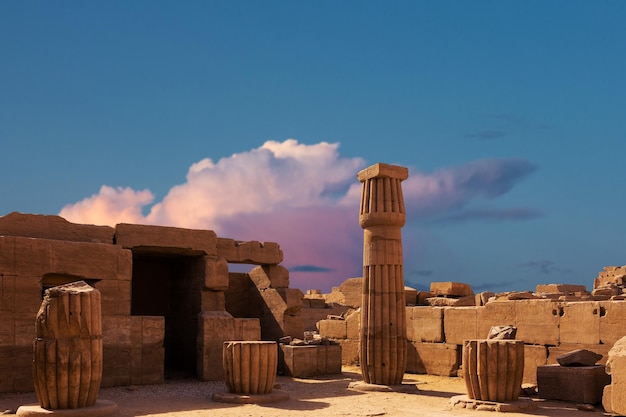 Esculturas colossais do templo de Karnak do antigo Egito no vale do Nilo em Luxor