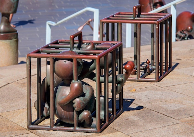 Esculturas de bronze à beira-mar do escultor americano tom otterness na praia de scheveningen