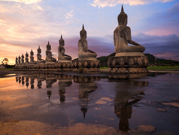 Esculturas de Buda no pôr do sol