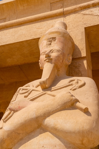 Esculturas de faraós entrando no Templo Funerário de Hatshepsut em Luxor. Egito