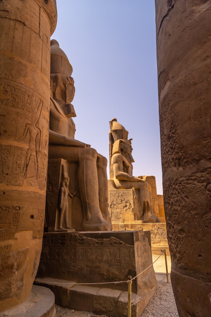 Foto esculturas de faraós no templo egípcio de luxor e suas preciosas colunas