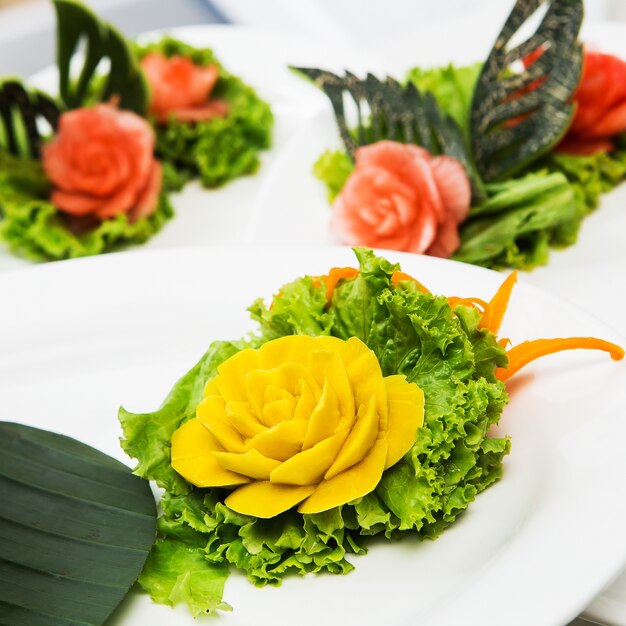 Esculturas de frutas na mesa do buffet