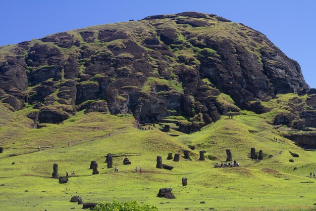 Esculturas de pedra moai em rano raraku, ilha de páscoa chile