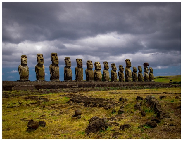 Foto esculturas de pedra no campo contra o céu nublado