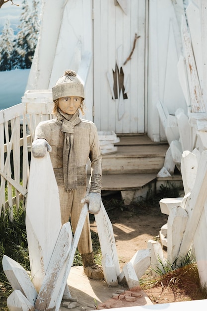 Esculturas de personagens de desenhos animados feitas de madeira e tecido