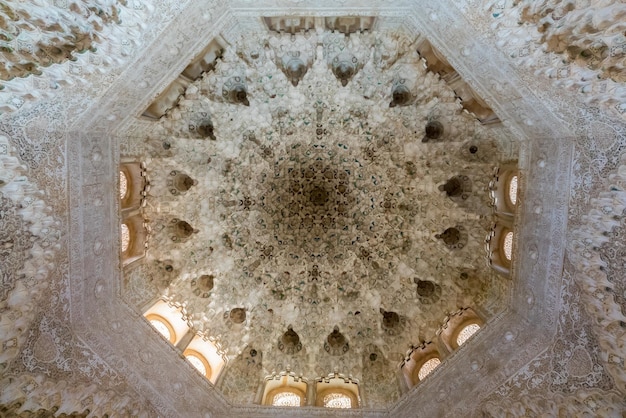 Esculturas de teto ornamentado no palácio de Alhambra Granada