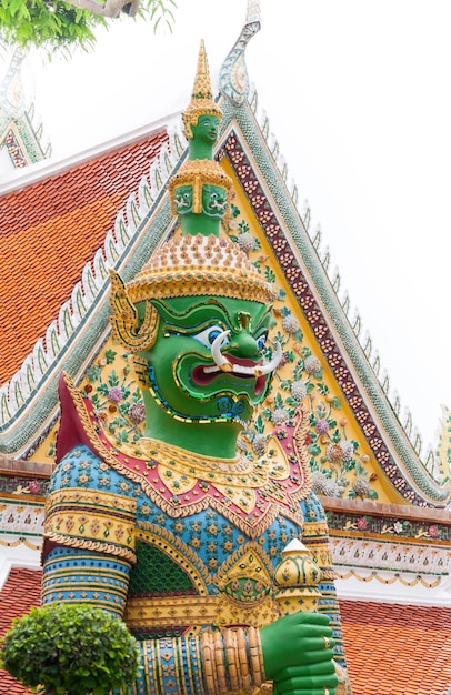 Esculturas do Templo BudistaGigante do Templo de Arun Bangkok Tailândia Incrível Tailândia